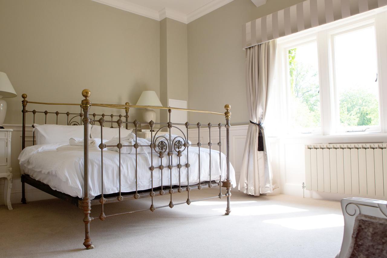 Manor By The Lake Cheltenham Bagian luar foto
