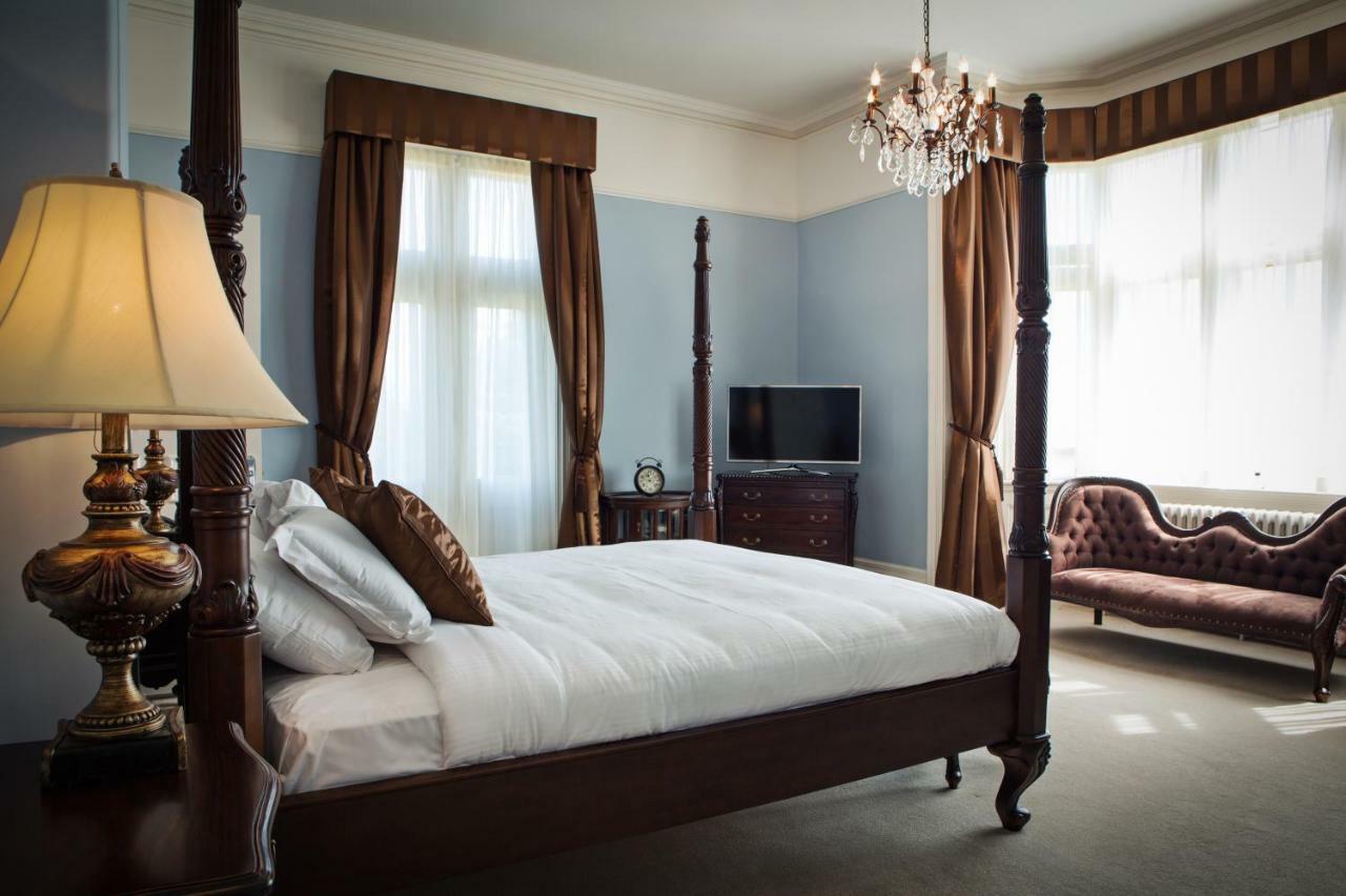 Manor By The Lake Cheltenham Bagian luar foto