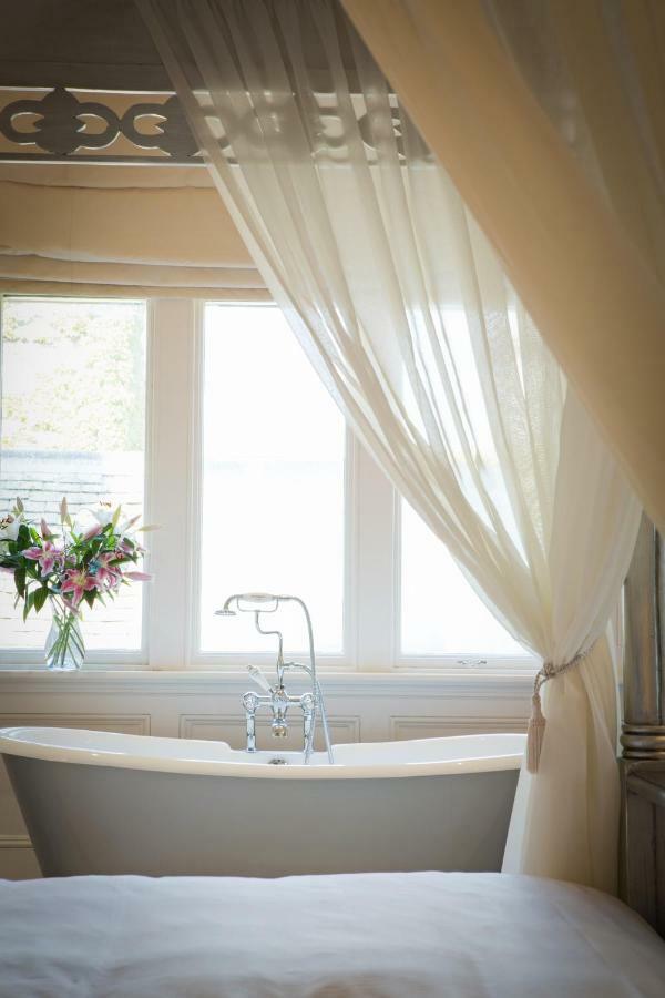 Manor By The Lake Cheltenham Bagian luar foto